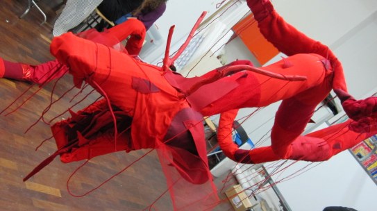 L'anno del Drago (opera in rosso) rete metallica, imbottitura sintetica, stoffa e materiali vari 2012 16 m x 60 cm c.a.